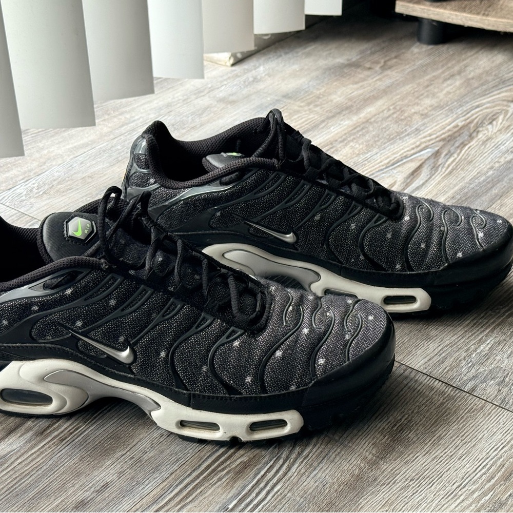 Nike Men’s Black Grey and White Low-Top Sneakers
